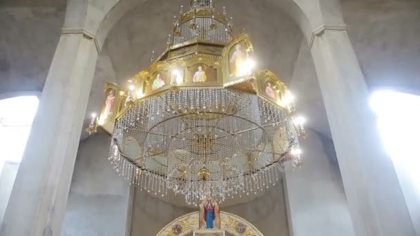 Dolly toma de una hermosa lámpara de araña en la iglesia — Vídeos de Stock