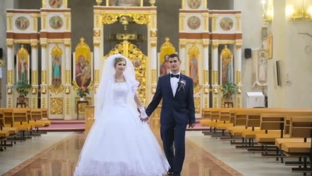 Menyasszony és a vőlegény megy ki az egyház — Stock videók