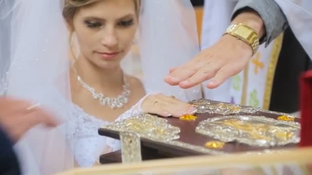 Bride taking wedding vows in church — Stock Video