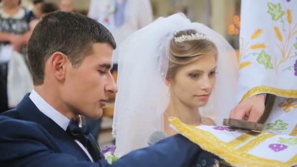 Pengantin wanita mengambil sumpah pernikahan di gereja — Stok Video