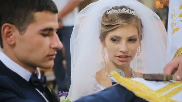 Наречена приймає весільні обітниці в церкві — стокове відео