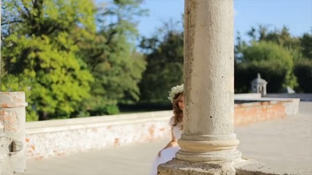 Hermosa chica caminando en el castillo — Vídeos de Stock