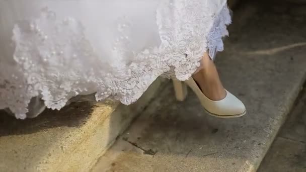 Primer plano de las piernas femeninas bajando las escaleras — Vídeos de Stock