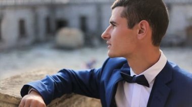 Terasta bir kız için bekleyen genç adam