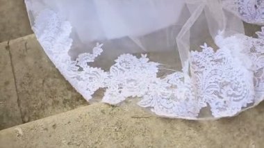 Merdivenlerden aşağı uzun örtü ile güzel gelin