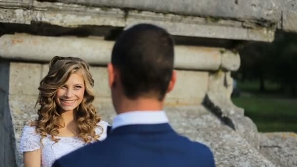 Pareja enamorada divirtiéndose al aire libre — Vídeo de stock