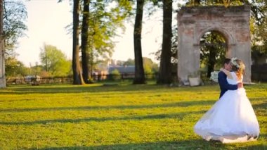 Dışarıda eğleniyor aşık Çift