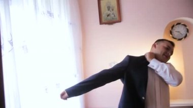 Yakışıklı bir ceket giyer