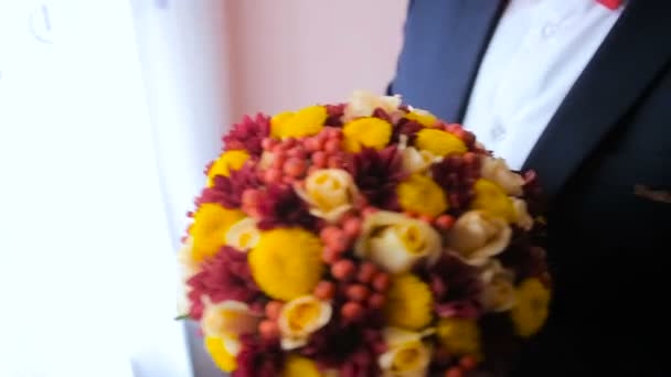 Bräutigam wartet auf seine Braut — Stockvideo