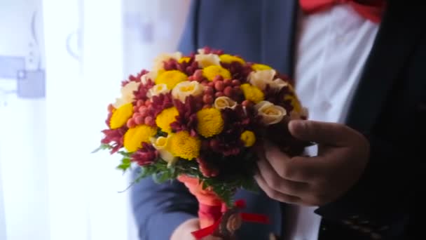 Groom waiting for his bride — Stock Video