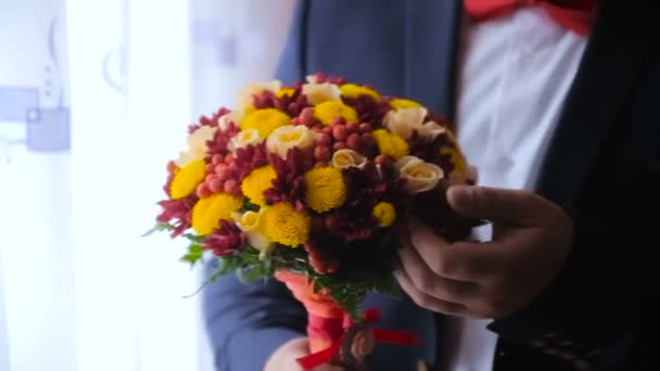 Groom esperando por sua noiva — Vídeo de Stock