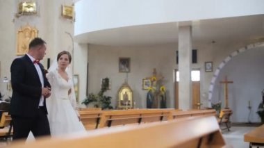 Gelin ve damat kiliseden git