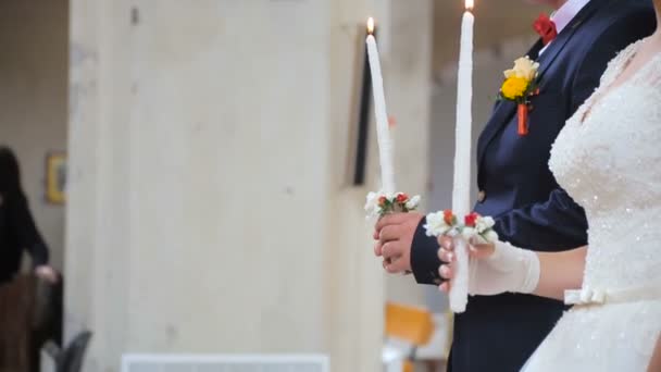 Νύφη και γαμπρός εκμετάλλευση στα χέρια αναμμένα κεριά — Αρχείο Βίντεο