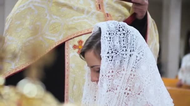 Novia en una bufanda en la iglesia — Vídeo de stock