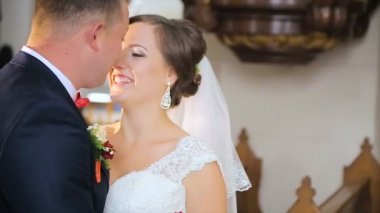 Mutlu çift öpüşme ve elele