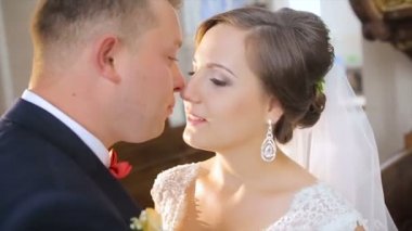 Mutlu çift öpüşme ve elele