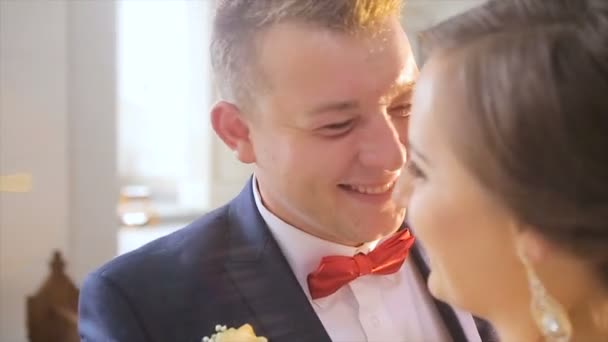 Couple heureux embrassant et se tenant la main 