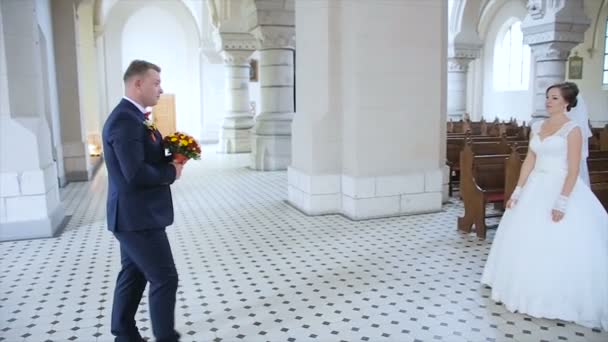 Жених дает невесте свадебный букет — стоковое видео