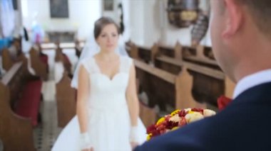 Mutlu çift öpüşme ve elele