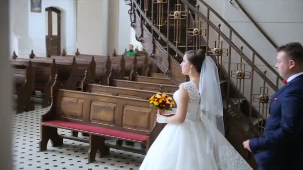 Knappe bruidegom komt aan bruid achter haar — Stockvideo
