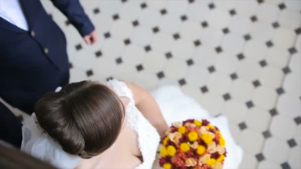 Bonito noivo vem a noiva por trás dela — Vídeo de Stock