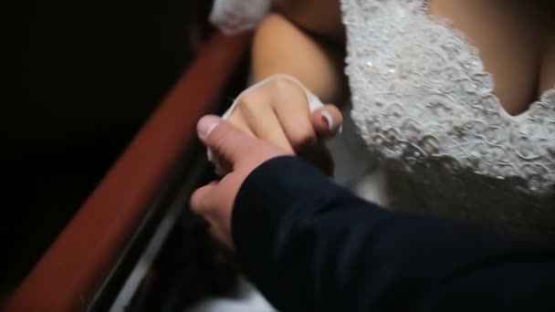 Novios mano celebración novias mano en el cuarto oscuro — Vídeo de stock