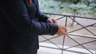 Cool adam kameraya gider