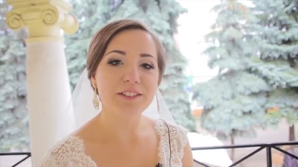 Bella sposa dà interviste — Video Stock