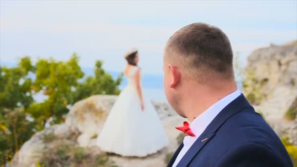 El novio va a la novia disparado en cámara lenta — Vídeo de stock
