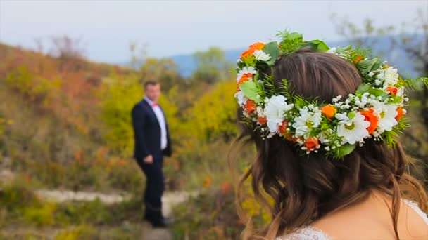 Жених идет к невесте выстрел в замедленной съемке — стоковое видео