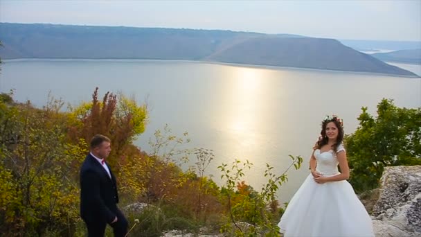 Le marié va à la mariée tourné au ralenti — Video