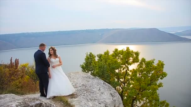 Ağır çekimde atış gelin damat gider — Stok video