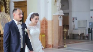 Gelin ve damat kiliseden git