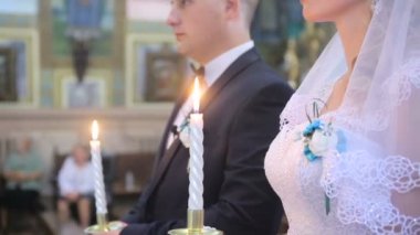 Genç çift kilisede düğün mum tutan