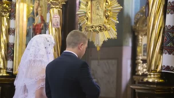 Paar in gebed in een kerk — Stockvideo