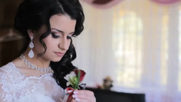 Невеста нюхает свадебный букет — стоковое видео
