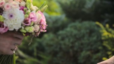 damat gelini güzel düğün buket verir.