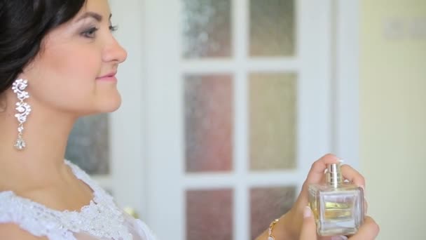 Mujer rociando perfume en el cuello y el cuerpo — Vídeo de stock