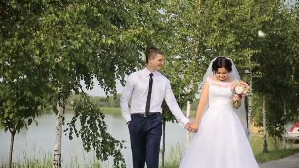 Pareja feliz divirtiéndose al aire libre. Riendo alegre — Vídeos de Stock