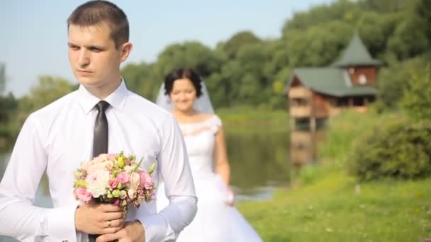 Pareja feliz divirtiéndose al aire libre. Riendo alegre — Vídeo de stock