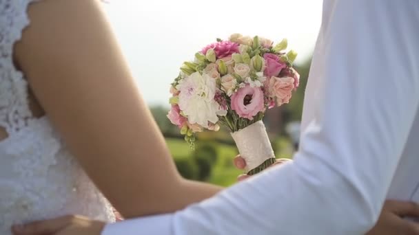 Vőlegény ad a menyasszonynak egy gyönyörű menyasszonyi csokor — Stock videók