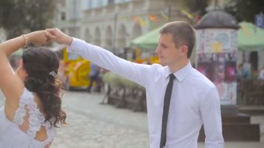 Mutlu çift açık havada eğleniyor. Neşeli gülüyor
