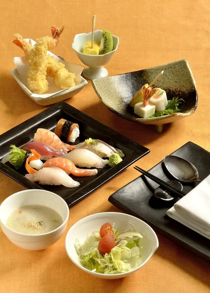 Ассорти японской еды — стоковое фото