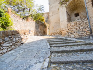 calvi içinde antik geçitler