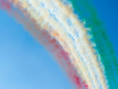 Tirrenia, Pisa, İtalya, 11 Eylül 2016. Üç renkli oklar ile duman renkli Air Show sallamaları akrobasi.