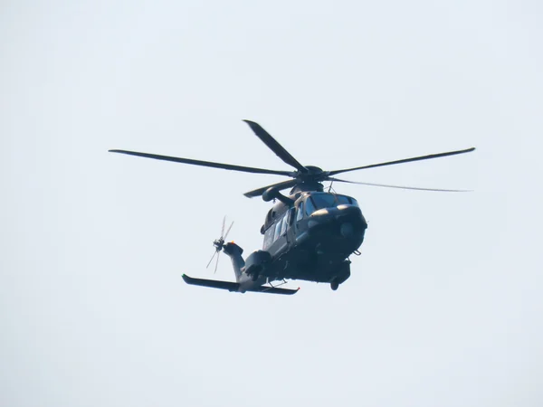 Acrobatics in a helicopter. Tirrenia, Pisa, Italy, September 11, — Stock Photo, Image