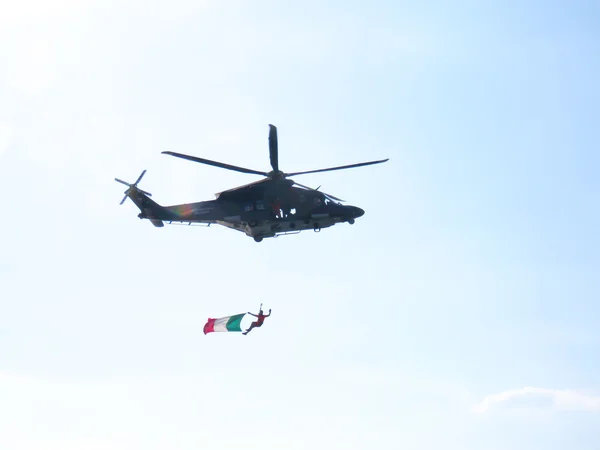 Akrobatik im Hubschrauber. tirrenia, pisa, italien, september 11, — Stockfoto
