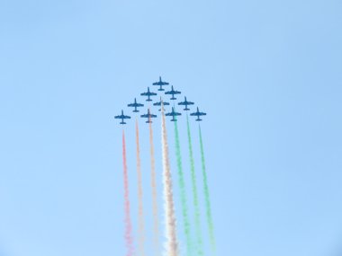 Üç renkli oklar gösteri hava. Tirrenia, Pisa, İtalya, 11 Eylül, 2