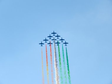 Üç renkli oklar gösteri hava. Tirrenia, Pisa, İtalya, 11 Eylül, 2
