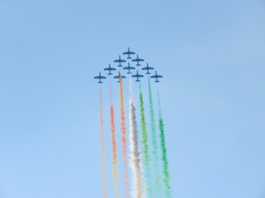 Üç renkli oklar gösteri hava. Tirrenia, Pisa, İtalya, 11 Eylül, 2
